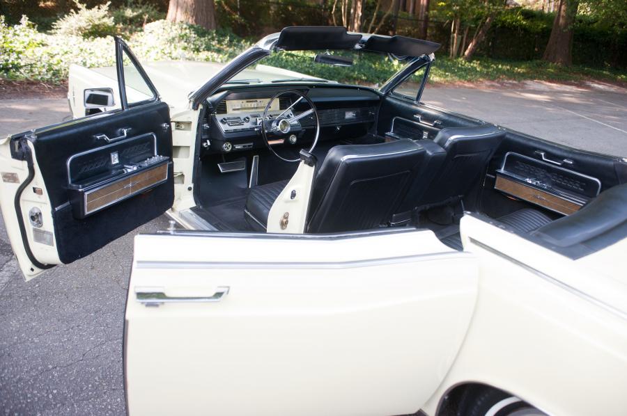  Lincoln Continental 4-Door Convertible 1966 года  (фото 3 из 16)